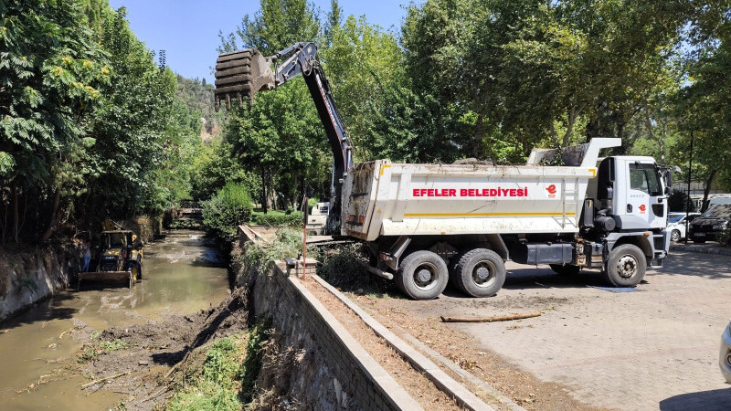 Efeler Belediyesi Ekipleri Tabakhane Deresi'ni Temizledi