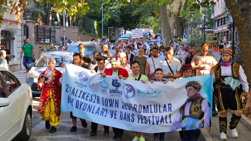 Bandırma'da Down Sendromlular İçin Renkli Festival Kortej Yürüyüşü İle Başladı